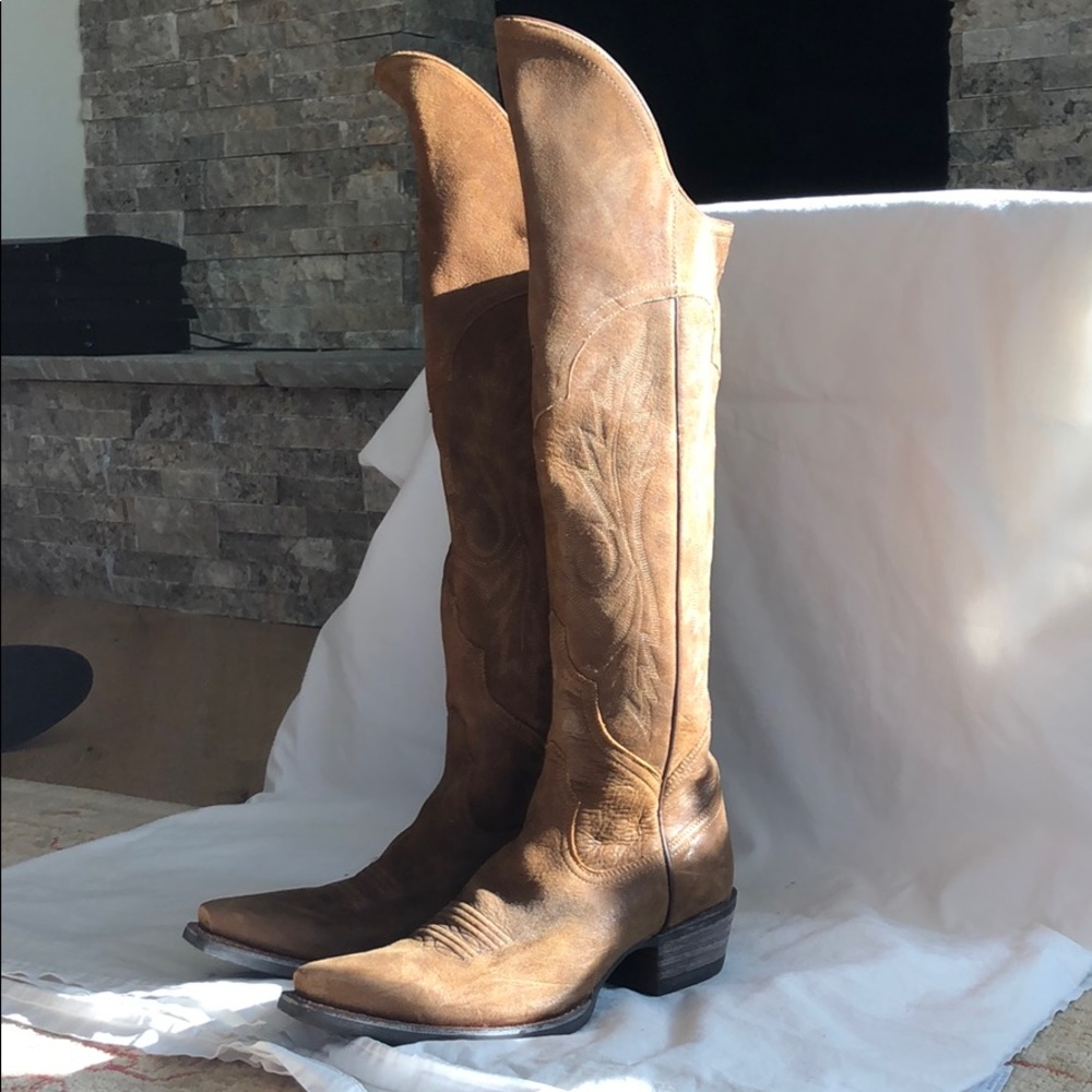 Barely worn leather Ariat cowboy boots